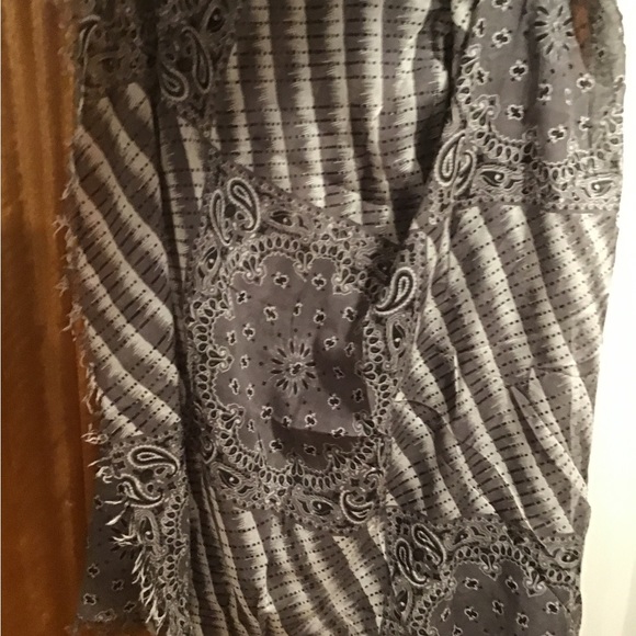 NWT Chan Luu bandana print viscose large shawl - Picture 8 of 9